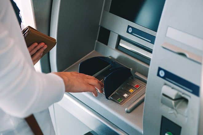 Số lượng tiền tối đa mà khách hàng có thể rút khi sử dụng thẻ ATM HDBank là bao nhiêu?
